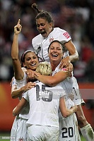 Alex Morgan USA mit Abby Wambach USA und Megan Rapinoe USA Shannon Boxx USA.jpg