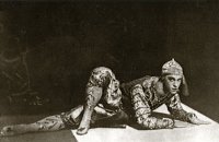 л Vaslav Nijinsky i Siamesisk dans, 1910.jpg