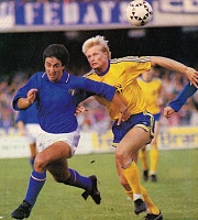 Italia_vs_Svezia_1987-11-14_Fernando_De_Napoli_-_Peter_Larsson.jpg